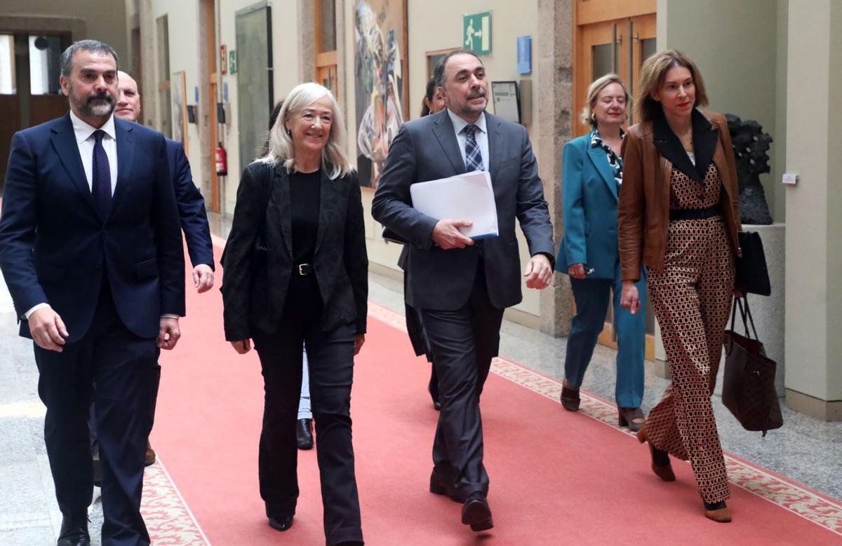 El conselleiro Julio García Comesaña con su equipo de Sanidade, en el Parlamento.  |  // XOÁN ÁLVAREZ