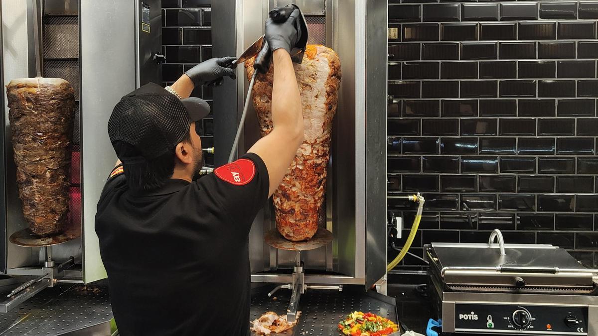 Preparación de un 'dönner kebab' de pollo.
