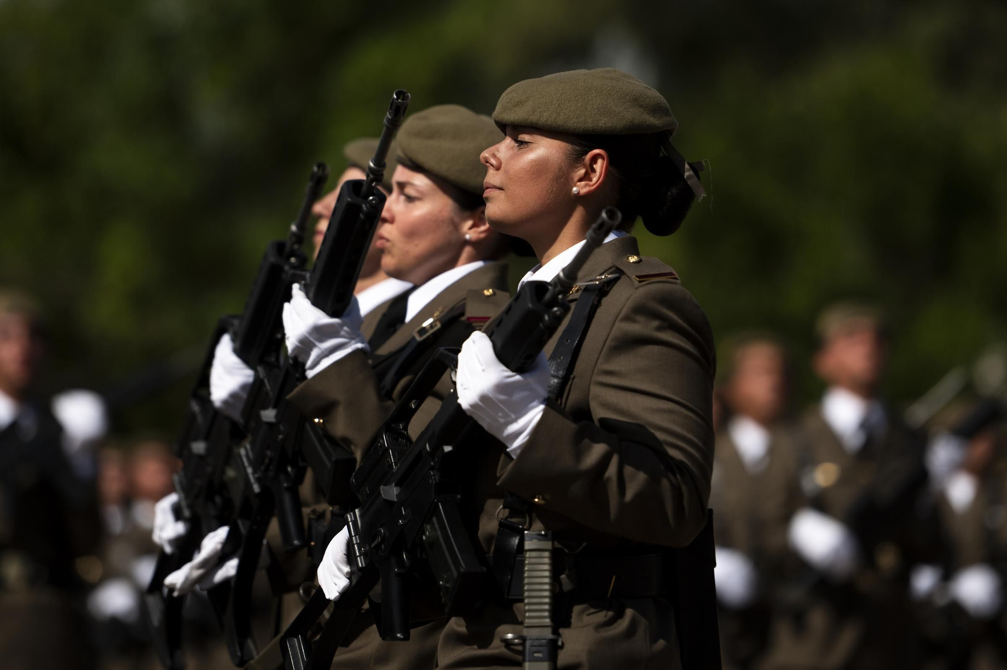 EN IMÁGENES | Multitudinaria jura de bandera en Cáceres con récord de mujeres soldado