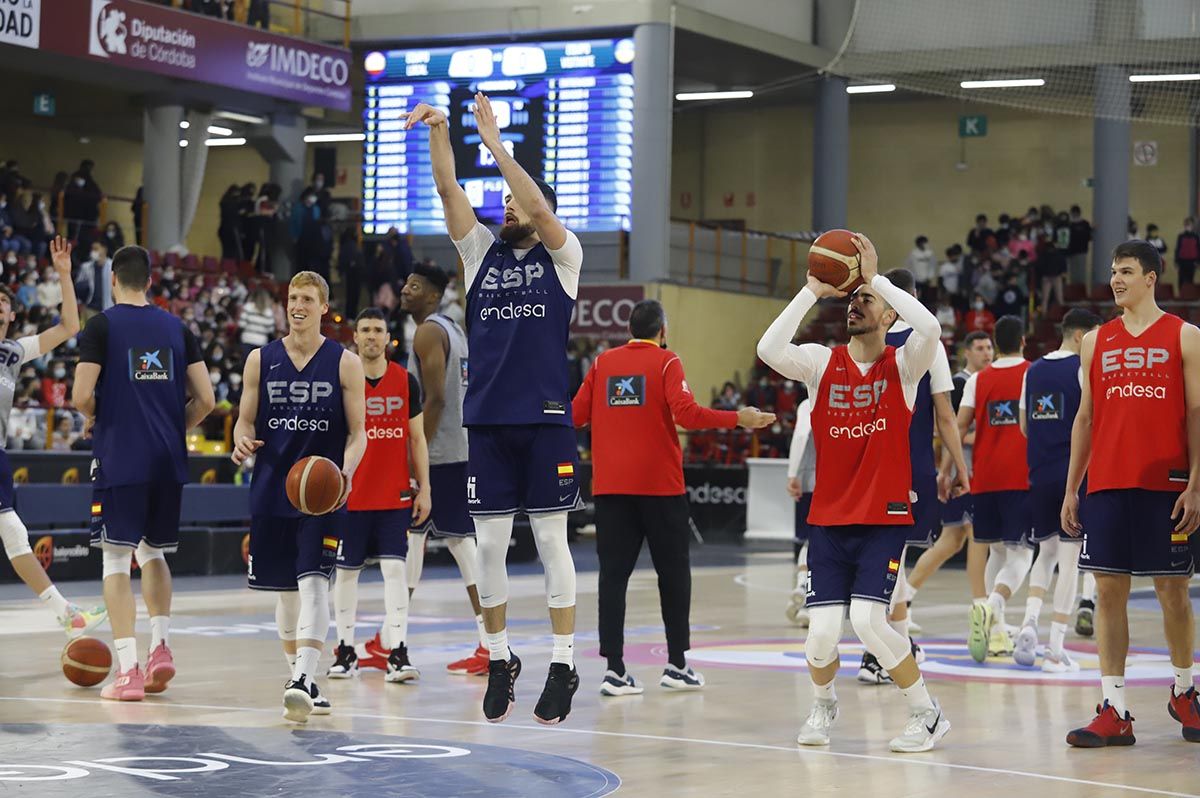 Las imágenes de la selección española de baloncesto con los jóvenes cordobeses en Vista Alegre