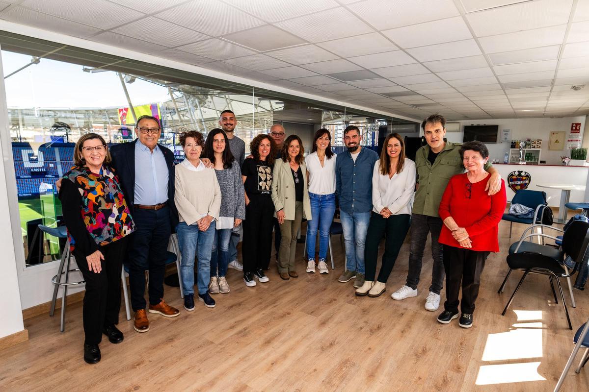 Familiares de Ballester, reunidos en el club.