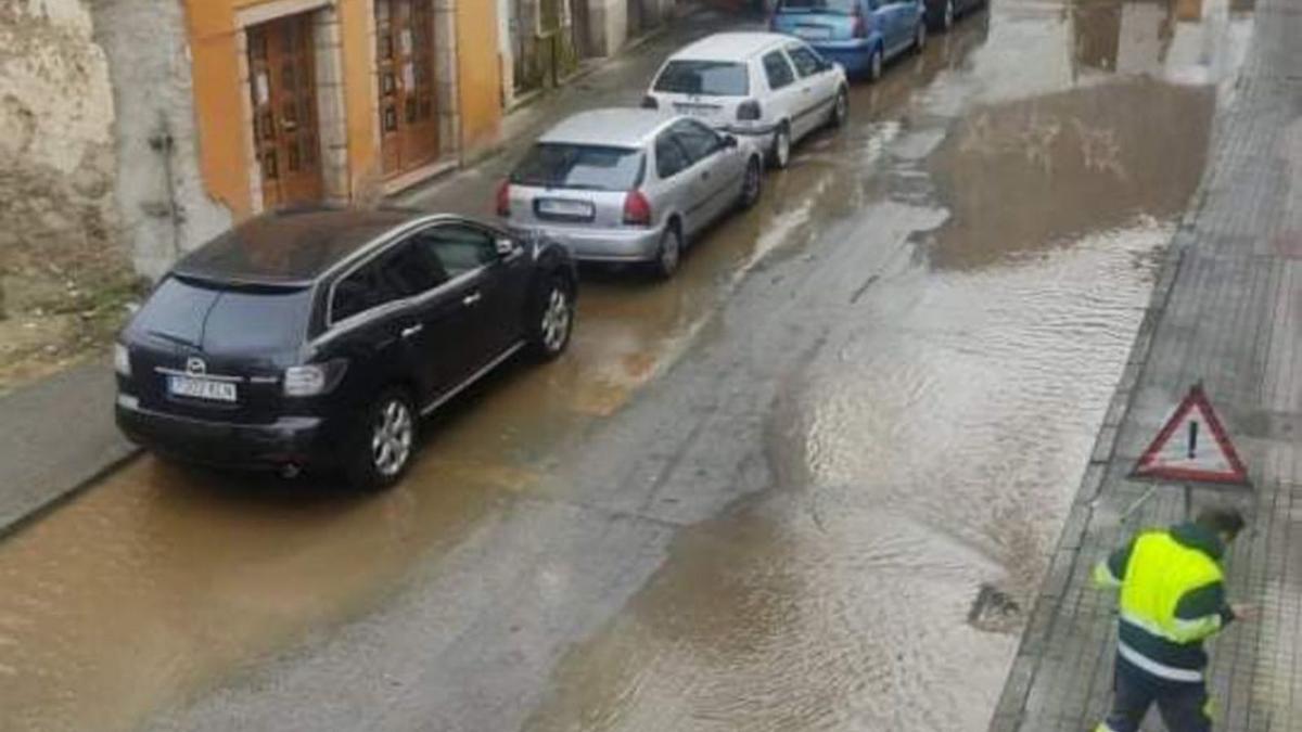 La calle de A Ribeira, anegada tras la rotura de una canalización.