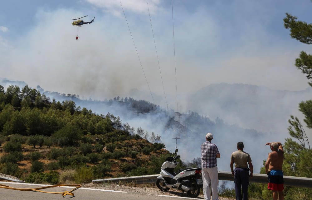 Los bomberos luchan contra el fuego en Guadalest