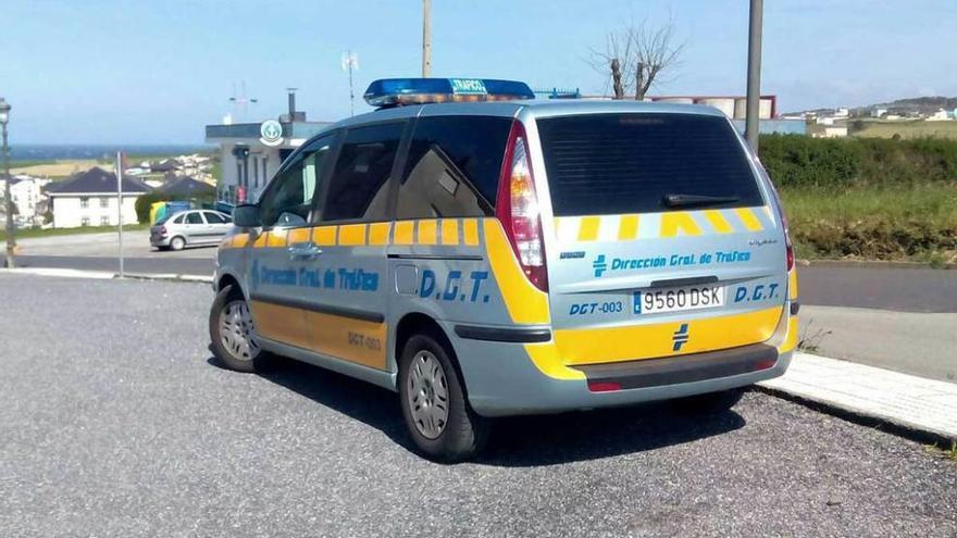 El vehículo estacionado a la entrada de Puerto de Vega.