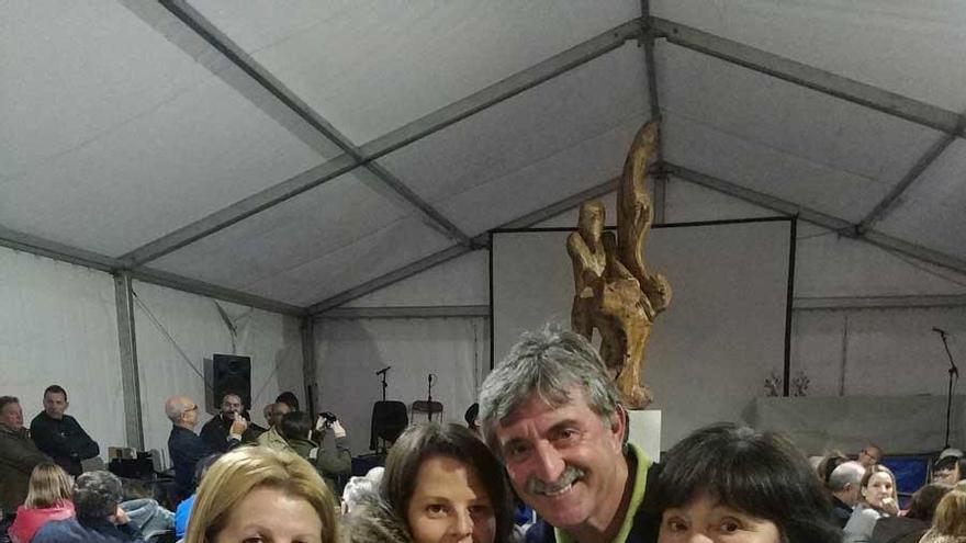 Victoria, Noemí, Fino y Malva, en el acto de aniversario de los incendios en Chandebrito, con el monumento a los &quot;héroes anónimos&quot; de fondo.