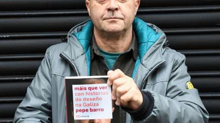 O deseñador gráfico Pepe Barro, xunto ao seu libro.