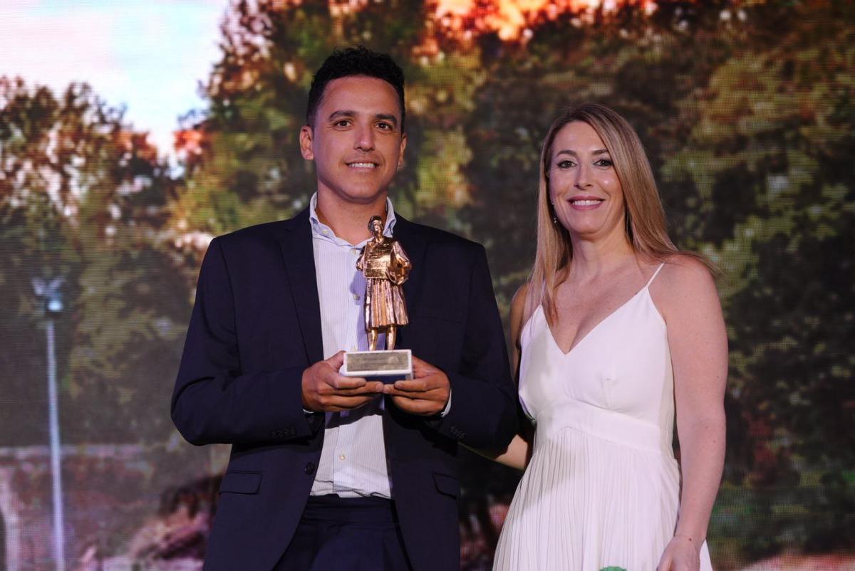 El gerente de La Casa de las Carcasas, Ismael Villalobos, recibe el premio Empresario Extremeño del Año de manos de la presidenta de la Junta, María Guardiola.