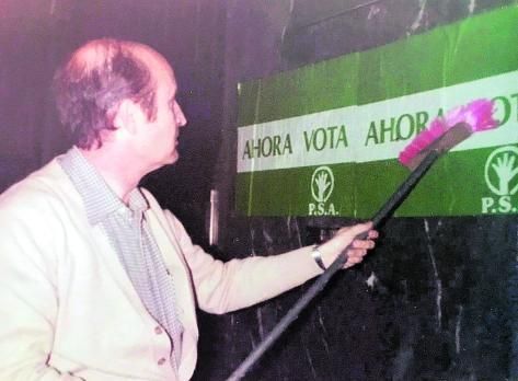 Pegada de carteles del PSA en 1983, como candidato a la Alcaldía de Málaga.