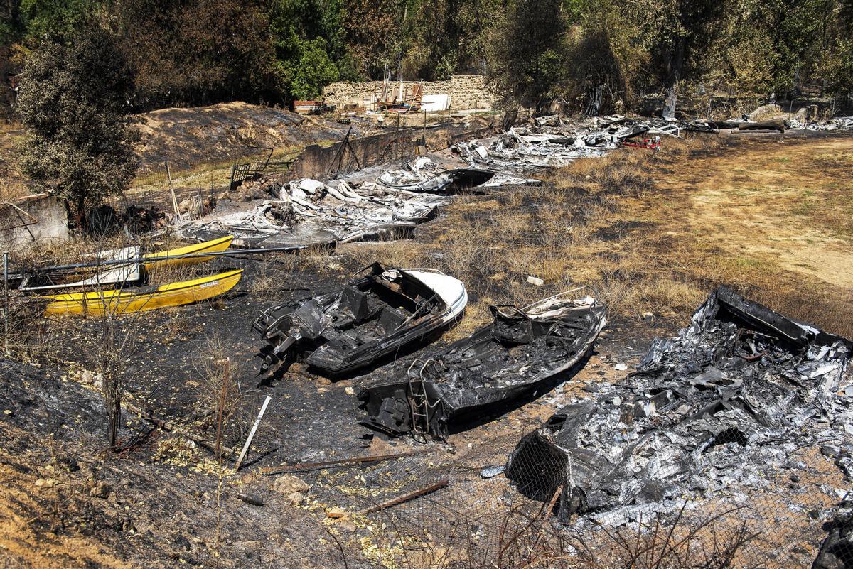 Varias embarcaciones calcinadas, a 2 de agosto de 2026, en Pelayos de la Presa, Madrid (España). El Gobierno regional ha iniciado labores encaminadas a la reconstrucción de la zona, así como el Punto de Ayuda Tras el Incendio (PATI) que atiende y asesora a los vecinos de Pelayos de la Presa. 02 AGOSTO 2026;EMBARCACIONES CALCINADAS;BARCAS;FUEGO;INCENDIO;PANTANO DE SAN JUAN;PANTANO;EMBARCACIONES; Gabri Solera / Europa Press 02/08/2026. Gabri Solera