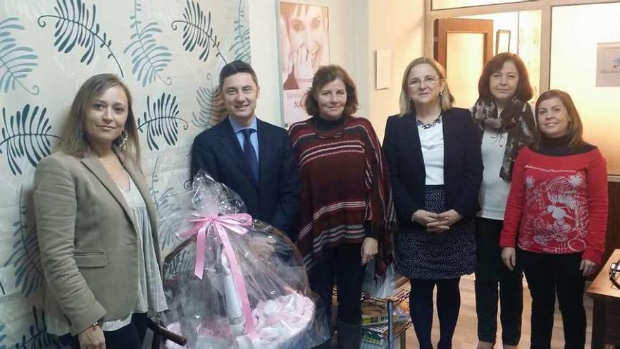 Elena Muñoz, Miguel Fidalgo e Irene Garrido junto a miembros de la asociación RedMadre. // FdV