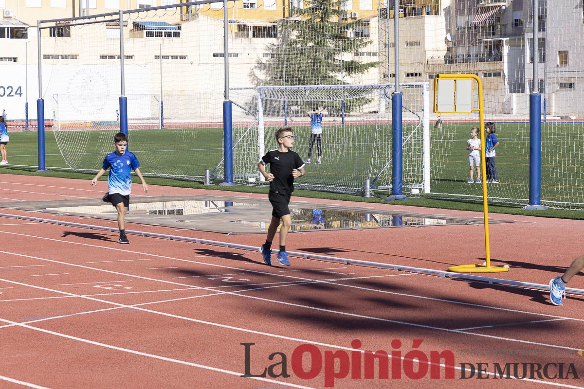 Abel Antón vistiba la Escuela Municipal de Atletismo de Caravaca