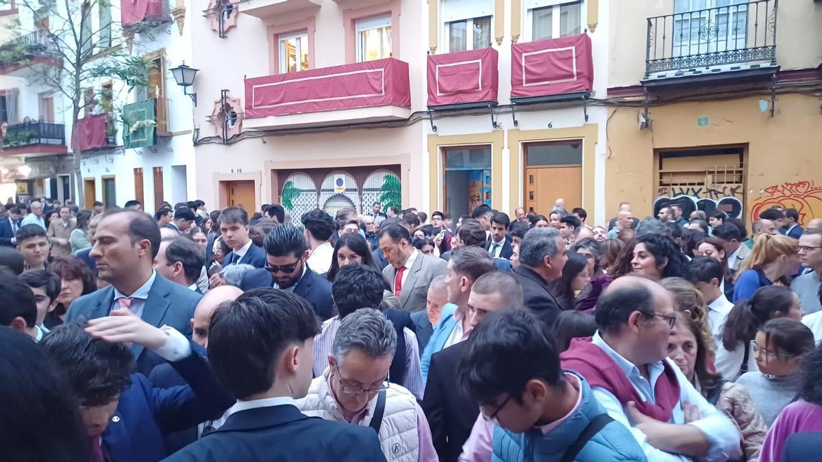 Fieles y mucho público a la espera de entrar en San Juan de la Palma para ver a los titulares de la Hermandad de La Amargura.