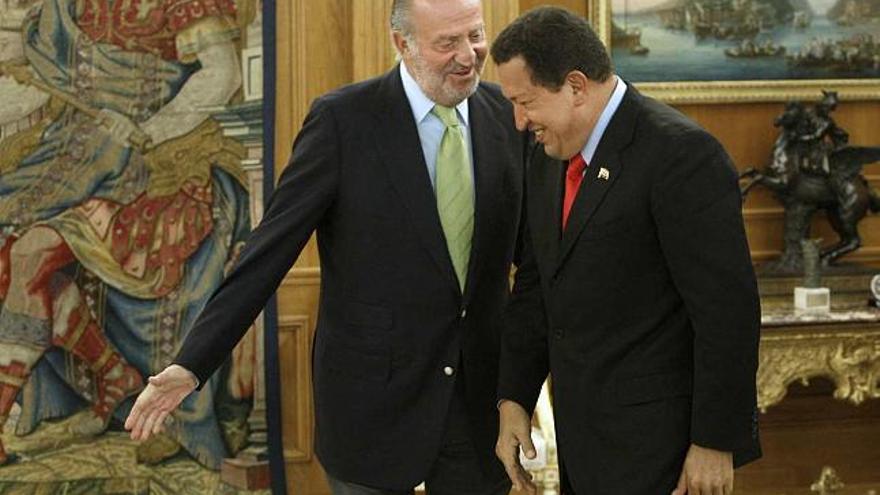 El Rey bromea con el presidente venezolano Hugo Chávez antes de que comenzara el encuentro que mantuvieron en el Palacio de la Zarzuela
