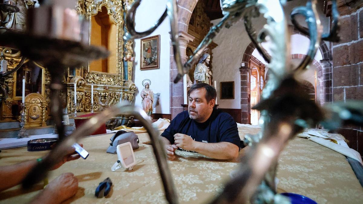 Pedro López, coordinador de la visita de la Virgen de Candelaria, en el carro que portará el trono de la imagen.