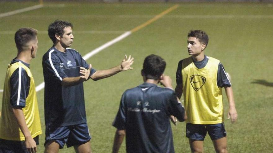 Valerón da instrucciones a los jóvenes con los que juega en el Abrisajac, equipo de Arguineguín fundado por su familia y que compite en Regional.