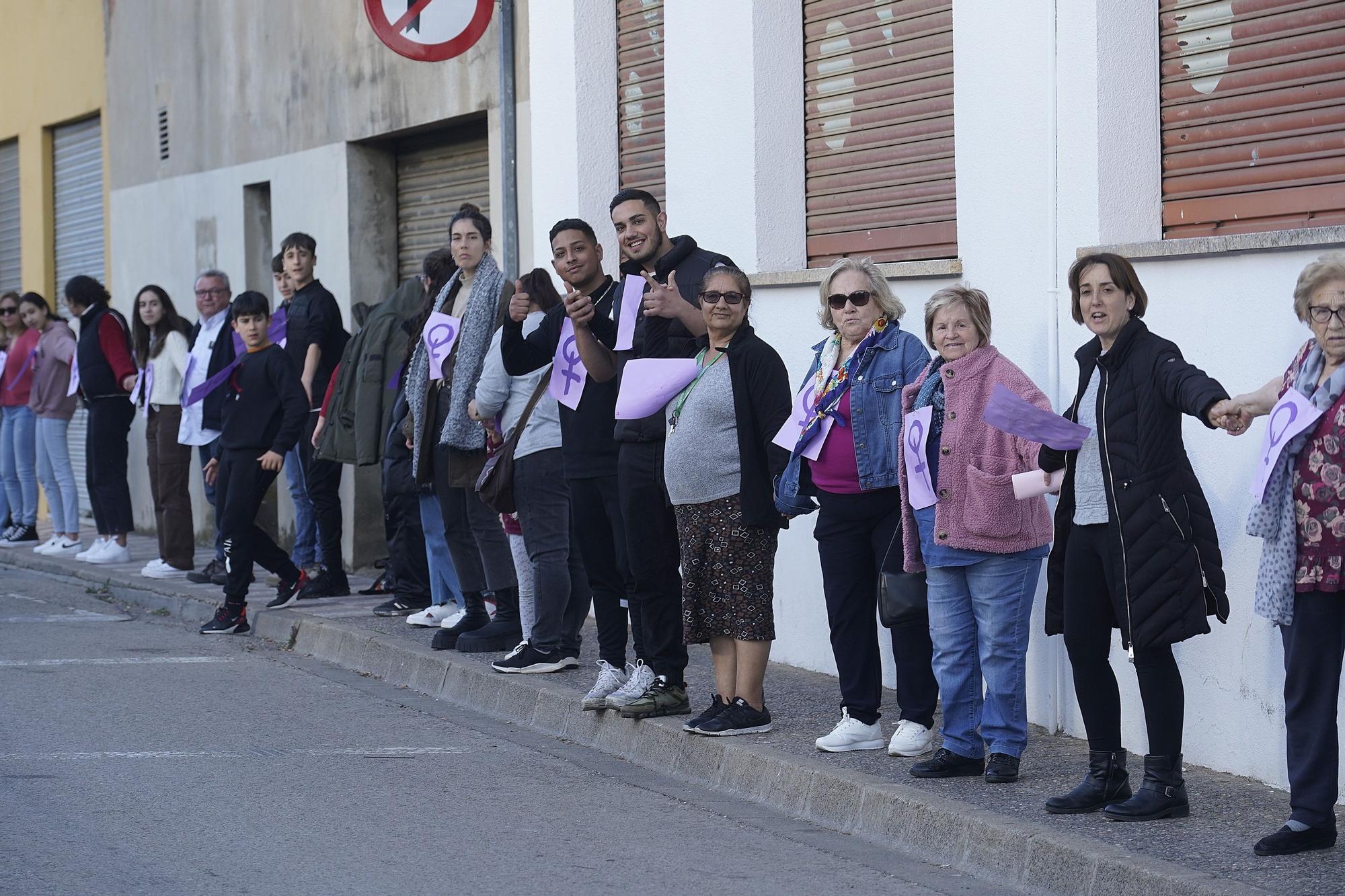 Les imatges de la cadena humana a Girona Est pel 8M