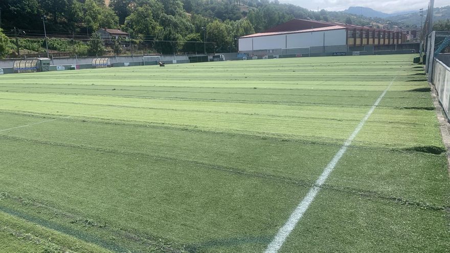 El campo de fútbol del Alcava, en Laviana, renueva su césped: así es la obra que beneficiará a 300 jóvenes deportistas
