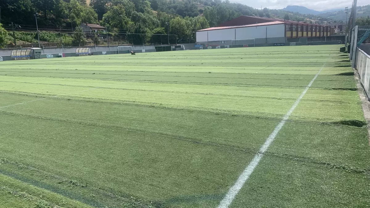 El campo de fútbol del Alcava, en Laviana, renueva su césped: así es la obra que beneficiará a 300 jóvenes deportistas