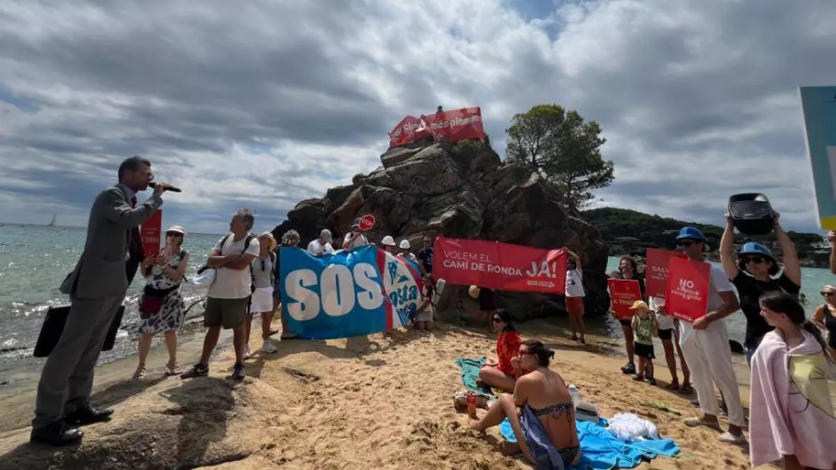 SOS Costa Brava celebra set anys de lluita amb una acció a la Fosca de Palamós