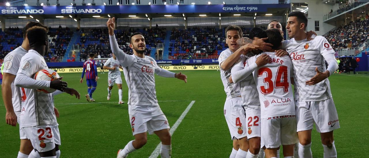 Los jugadores del Mallorca celebran el tanto con Ángel, que le dio el pase a los octavos de final de la Copa del Rey.