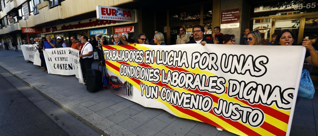 Protesta de los trabajadores de Avanza, este jueves ante la sede de la Dirección General de Trabajo de la DGA.