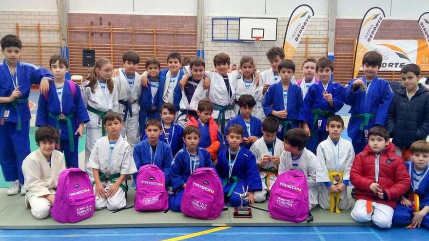 Equipo sub 11 del Judo Club Coruña Trison en la ceremonia de premios