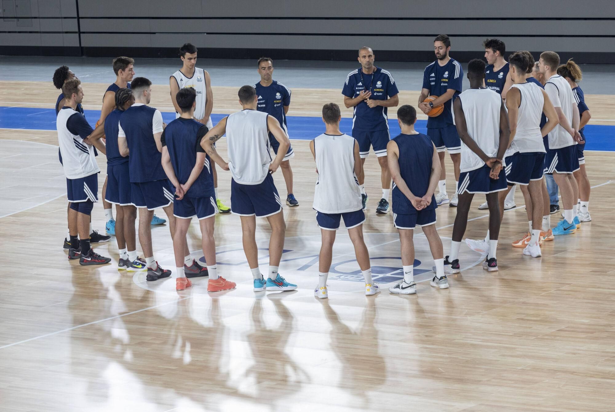 EN IMÁGENES: Así fue el primer entrenamiento del Alimerka Oviedo Baloncesto en "una de las mejores pistas" de Primera FEB