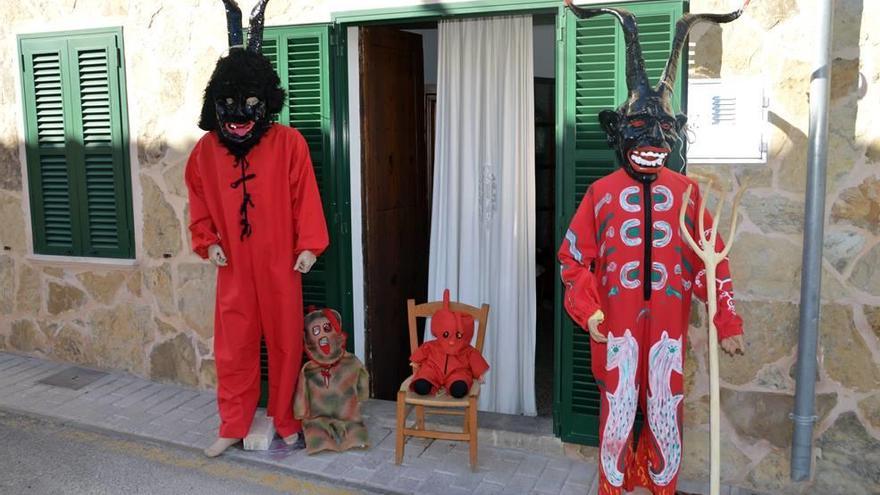 Dos figuras infernales en Son Servera