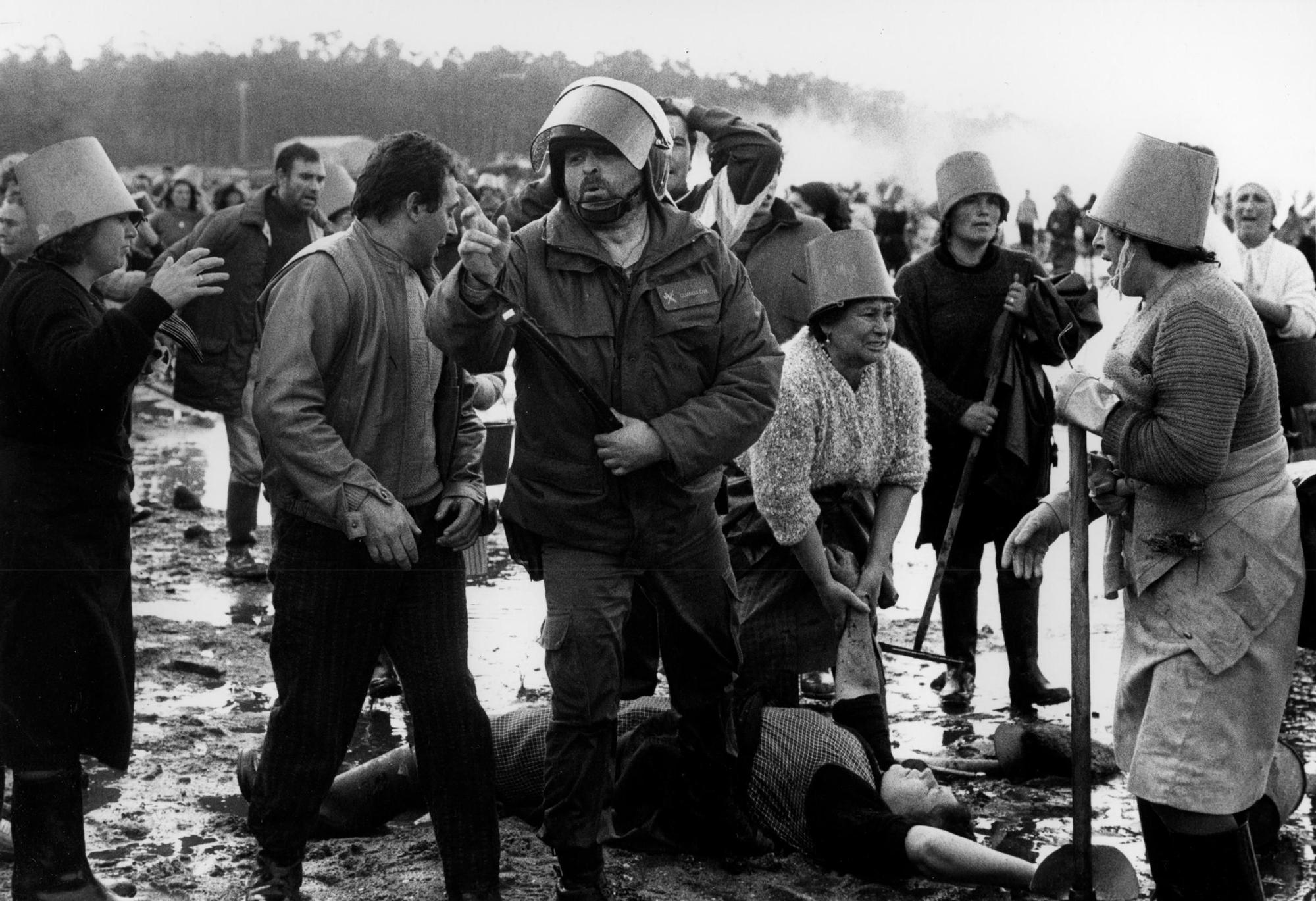 Enfrentamientos entre mariscadoras de Vilanova y Corbillón por un banco de marisco en 1989