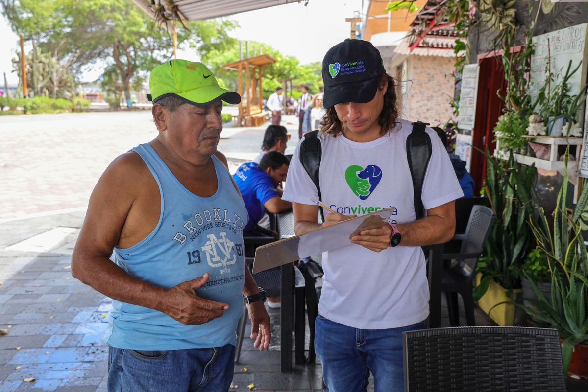 Un monitor de la campaña informa a un residente