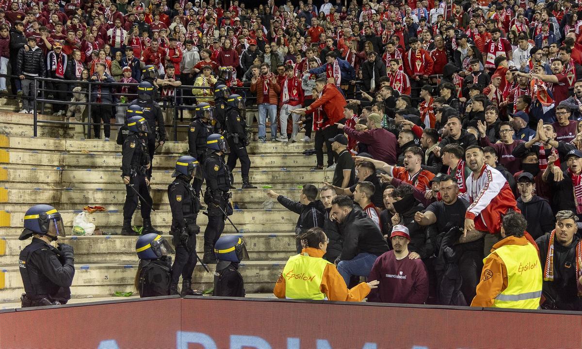 Los agentes aseguran el perímetro para evitar el enfrentamiento entre hinchadas al final del clásico.