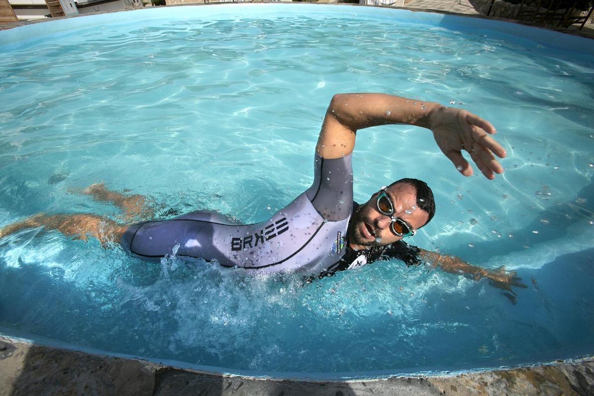 El nadador sin límites. Alberto Lorente busca dos nuevos récords braceando en círculo en una micropiscina para concienciar sobre el cautiverio de los cetáceos. En la foto, Lorente entrena en la alberca de cala Morisca, en el Garraf.