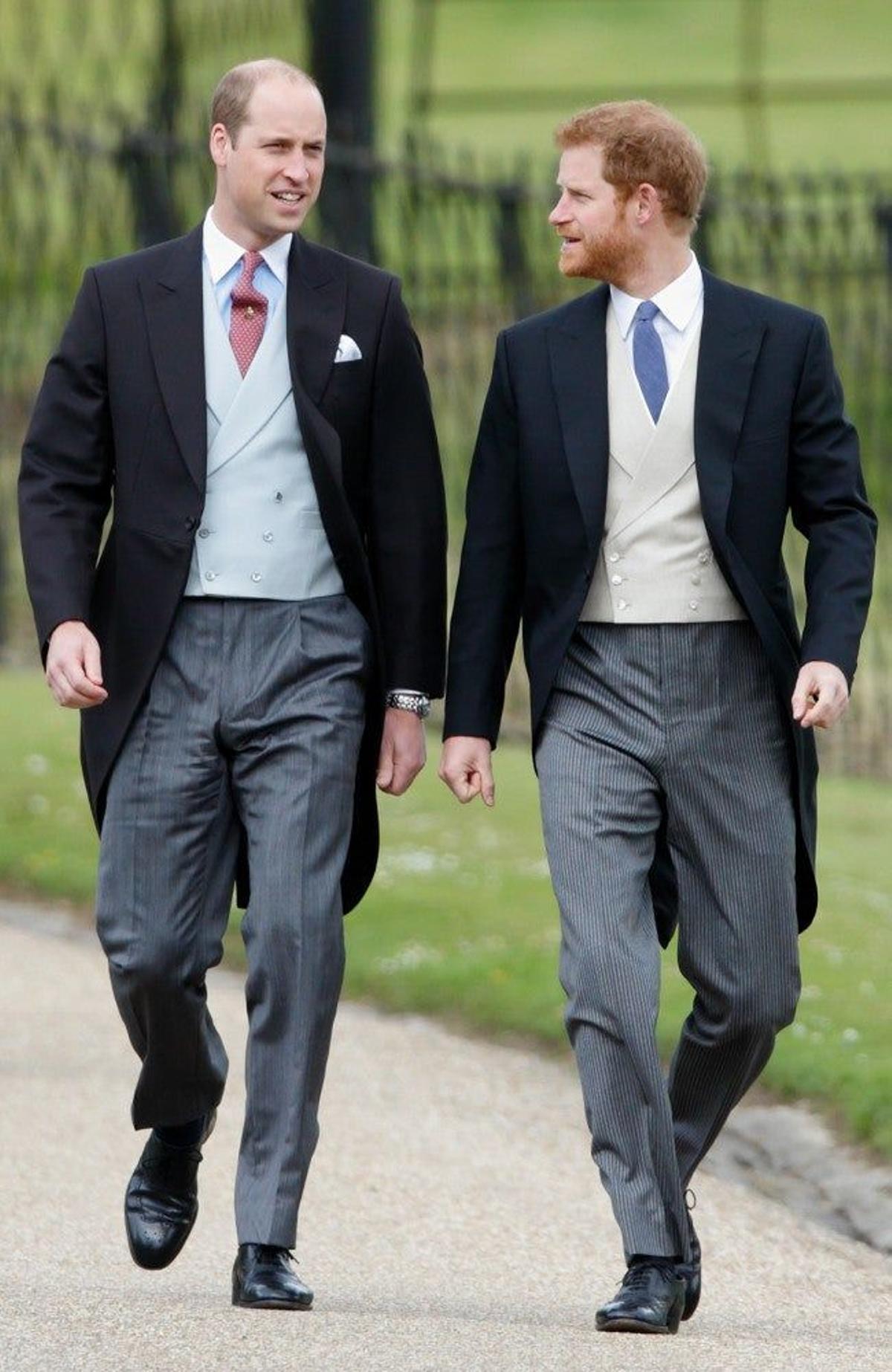 El príncipe Guillermo y Harry de traje