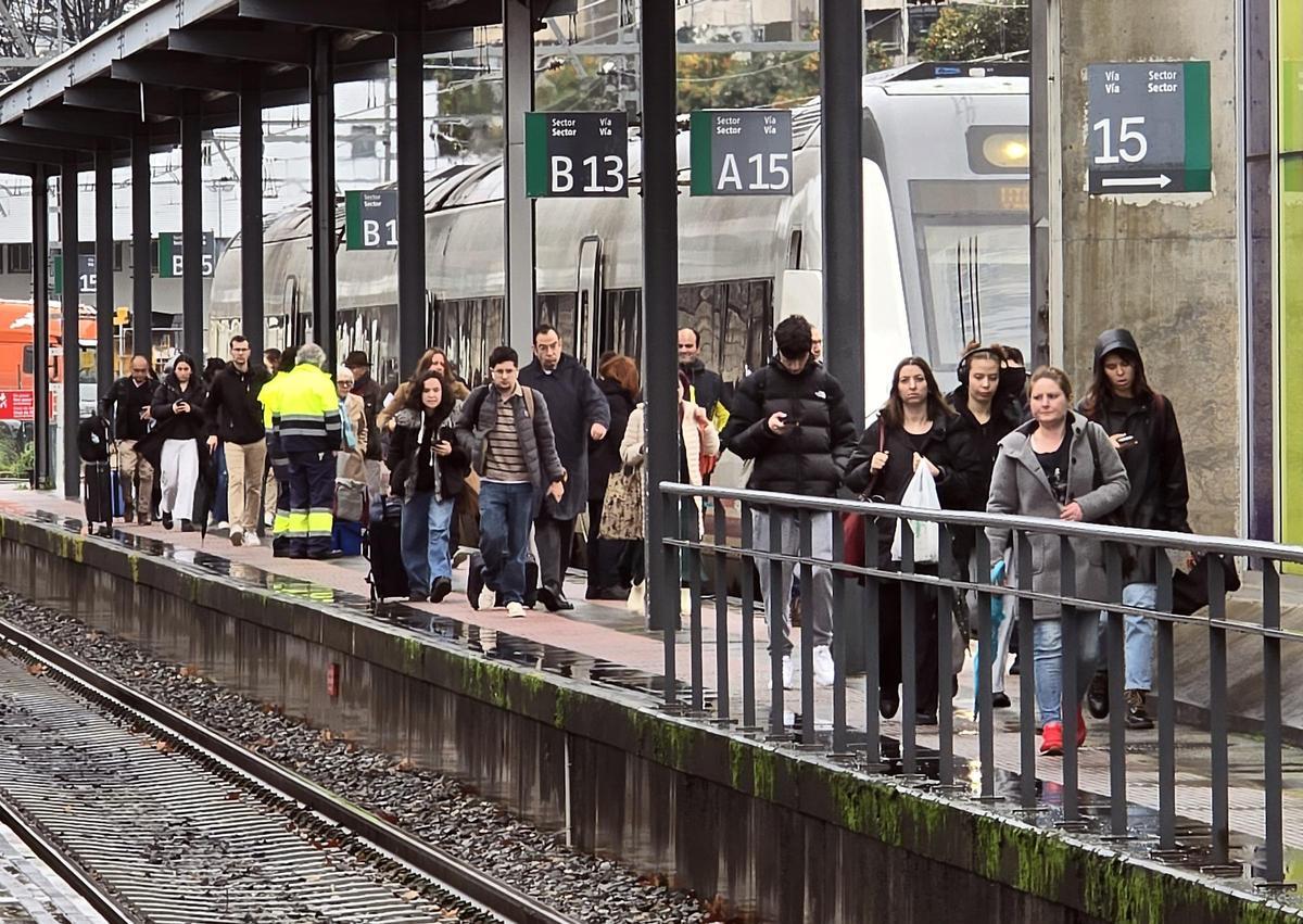 Pasajeros bajando del tren que llegó a las Estación de Guixar a las 15 h desde Santiago de Compostela