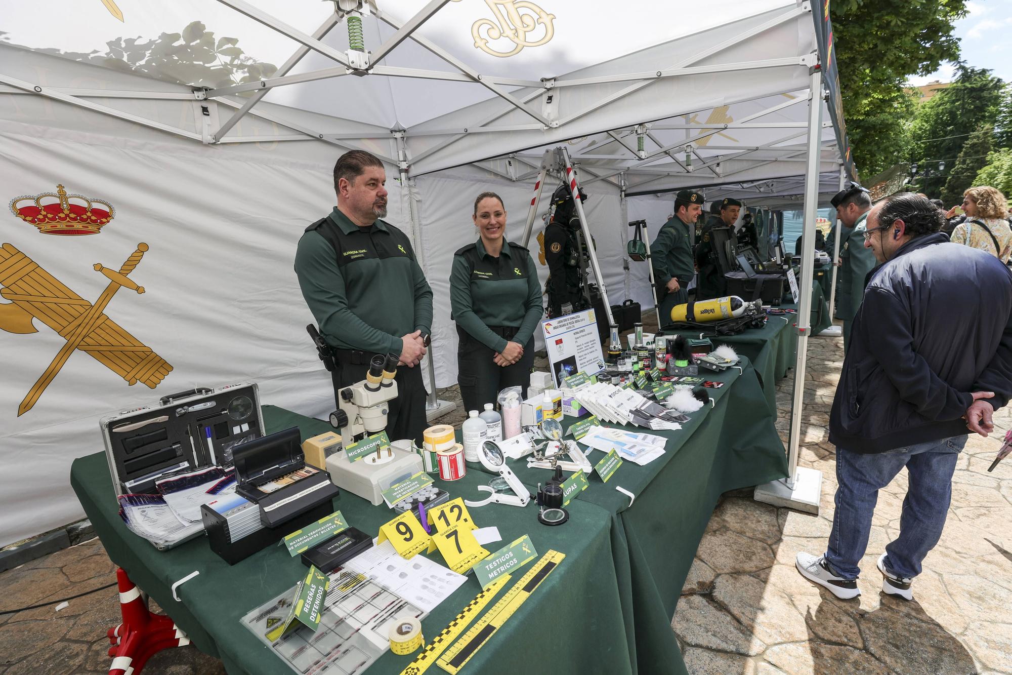 El izado de la bandera y la exposición del Bombé abren los actos del Día de las Fuerzas Armadas en Oviedo.