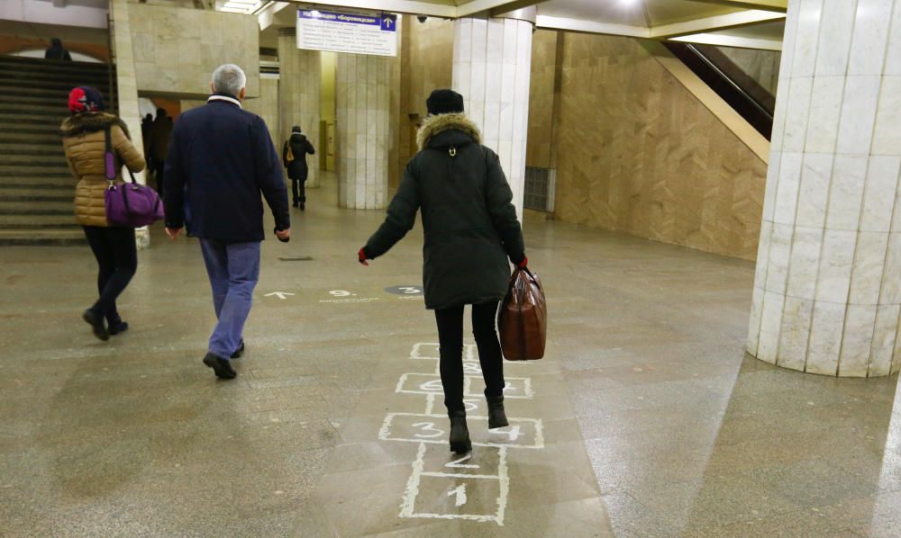 Un passatger juga a la xarranca a l'estació de metro de la Biblioteca d'Imeni Lenina