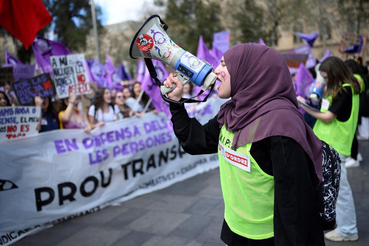 Estudiantes se manifiestan en Barcelona por el 8M