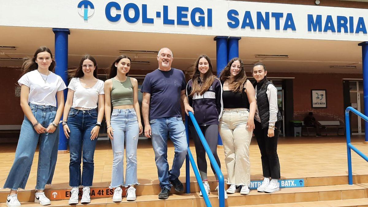 Las alumnas galardonadas posan con su tutor, Cisco Marco, a las puertas del Colegio Santa María de Vila-real.