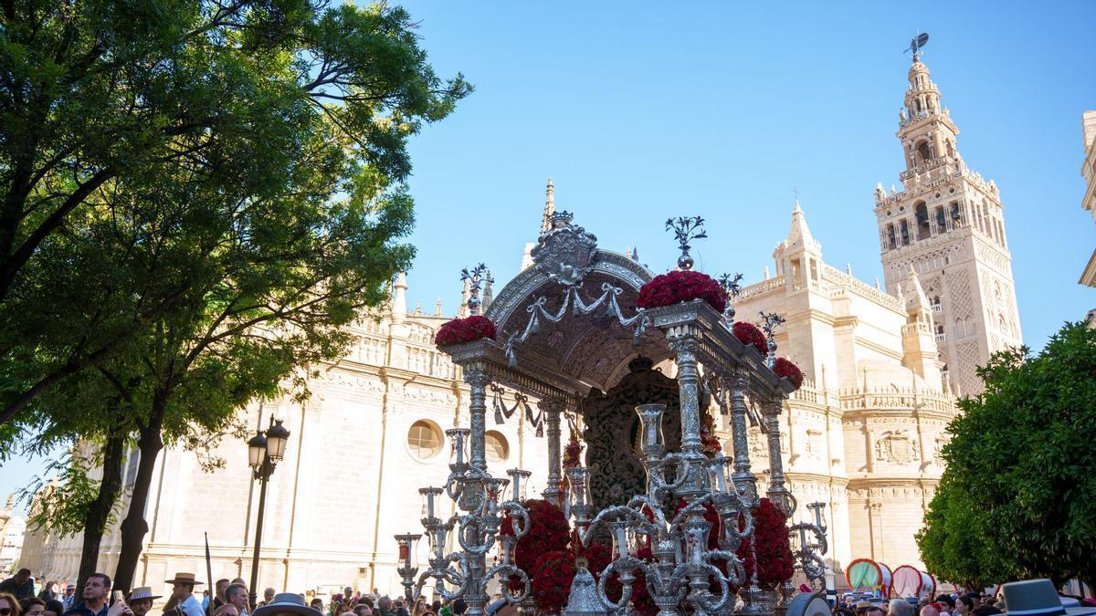 Vídeo | Así ha sido la salida de la Hermandad del Rocío de Sevilla desde la Colegial del Divino Salvador, en pleno centro de la capital hispalense