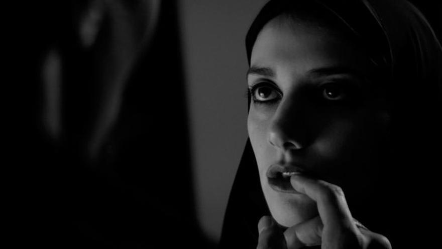 Una chica vuelve a casa sola de noche (Ana Lily Amirpour, 2014)