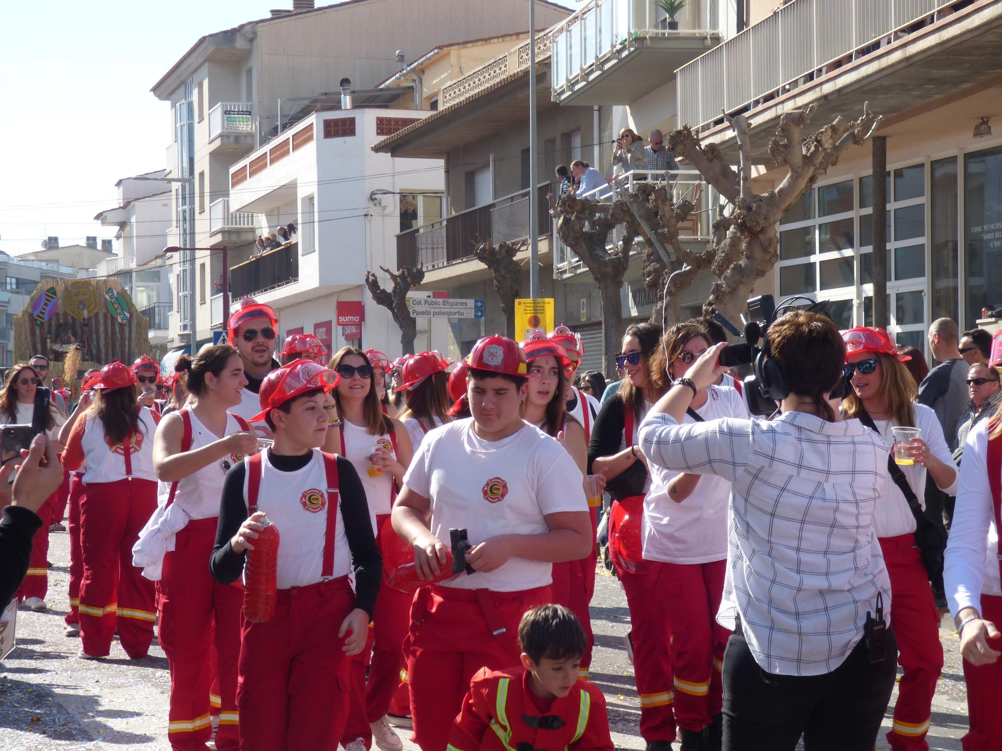 L'Escala vibra amb una rua de carnaval carregada d'imaginació