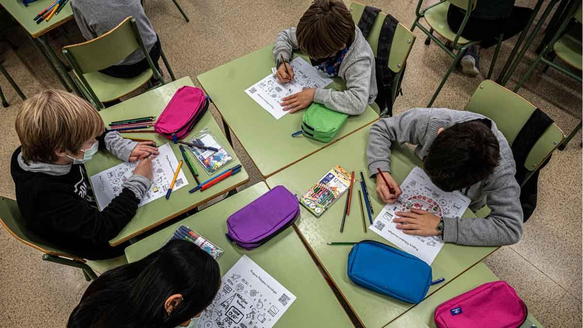 Alumnos en una aula de una escuela de Barcelona.