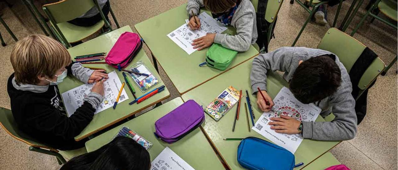 Alumnos en una aula de una escuela de Barcelona.