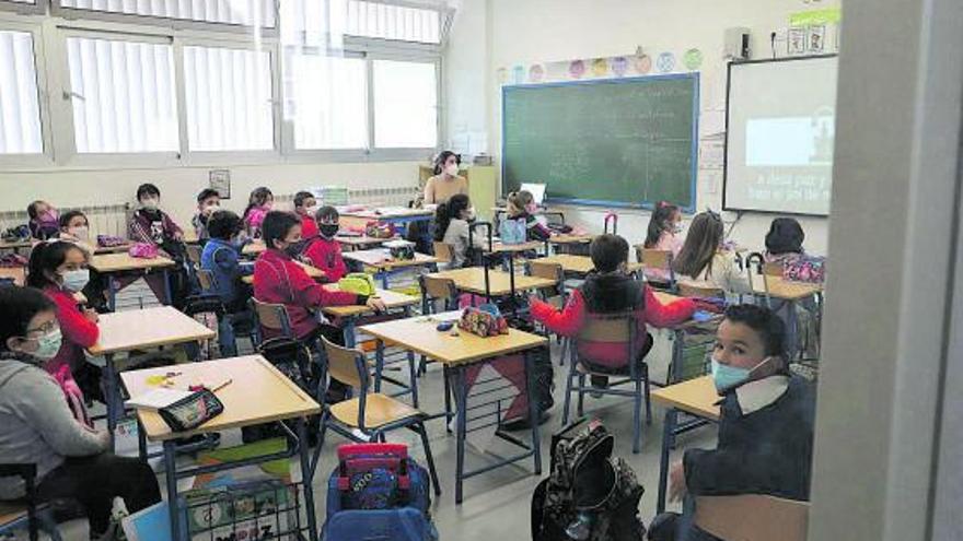 Una profesora en clase con sus alumnos en el CEIP Turruñuelos.