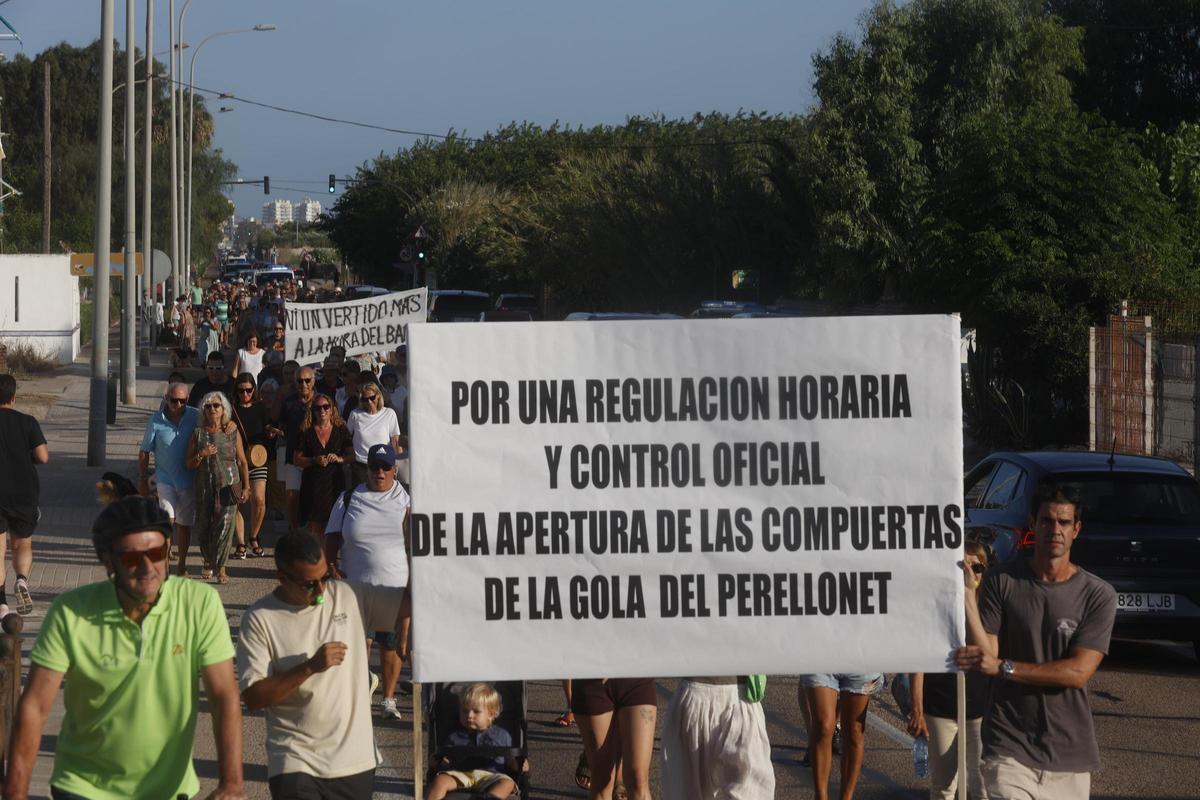 La manifestación en El Perellonet, en imágenes: exigen playas limpias y el control de las compuertas de l'Albufera
