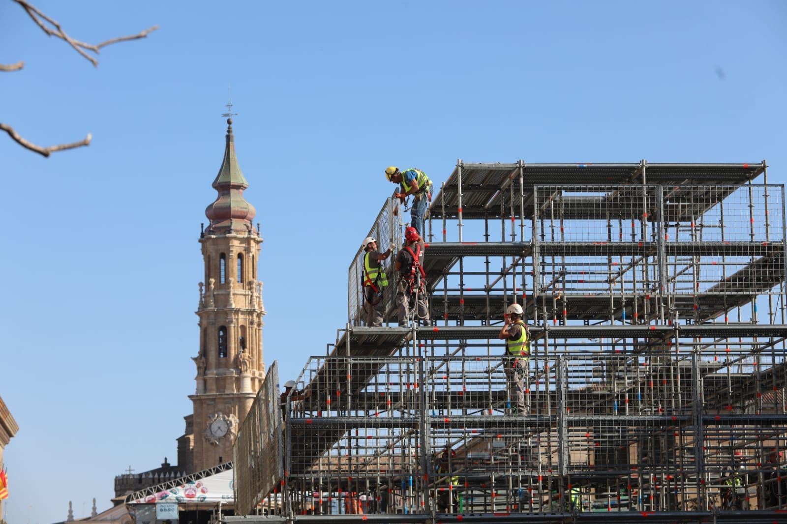 Montaje de la estructura de la Virgen del Pilar para la Ofrenda de Flores