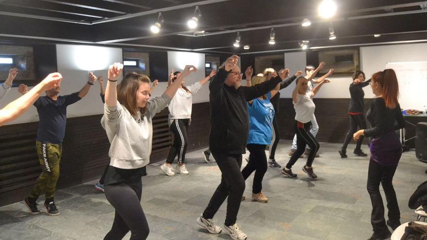 Una de las clases de danza en las que los alumnos aprenden los movimientos básicos.