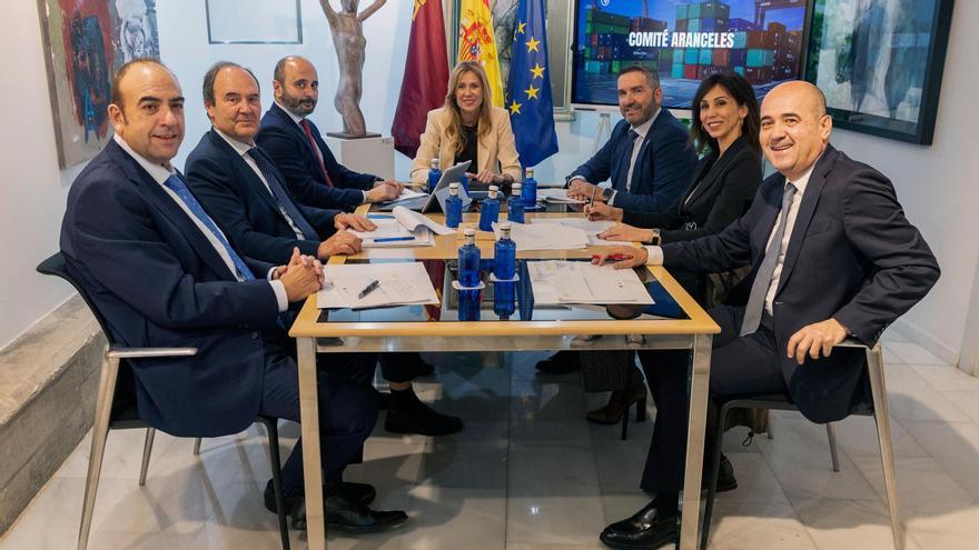Reunión de los miembros del Comité Aranceles, presidida por la consejera Marisa López Aragón.