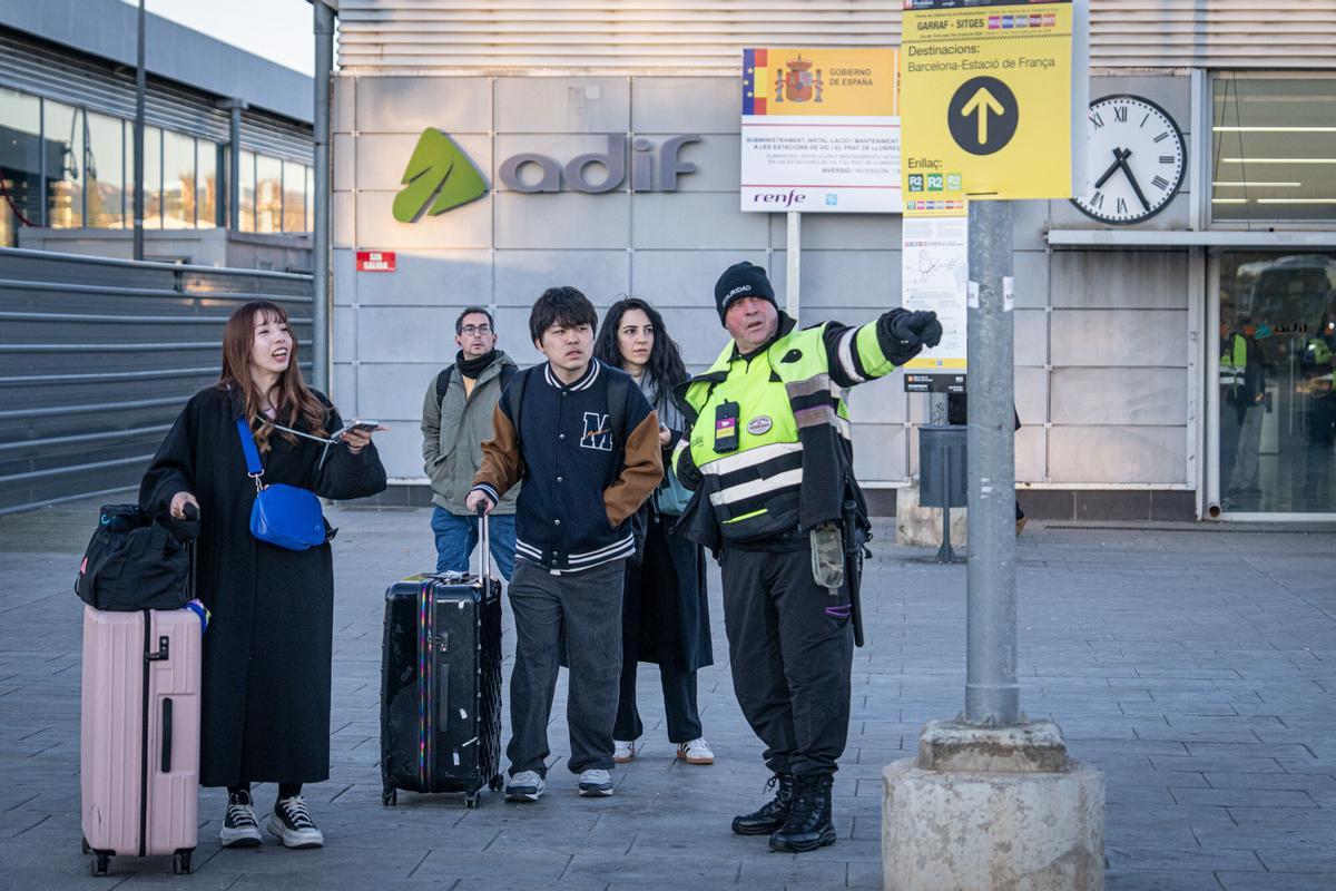 Barcelona 16/03/2026 Sociedad. Modificaciones en el servicio de Rodalies por las obras entre Garraf y Sitges, a partir del 16 de marzo.Eestación de RENFE del Prat, donde acaban los autobuses bus que vienen de Sant Vicenç AUTOR: MANU MITRU