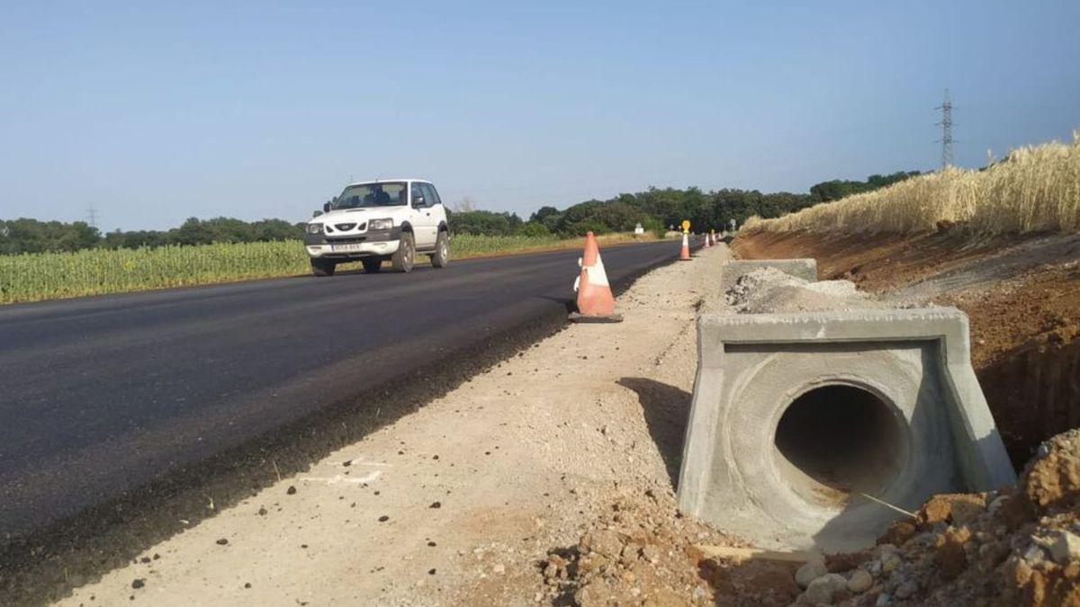 L’eixamplament de la carretera va a càrrec de la Diputació.